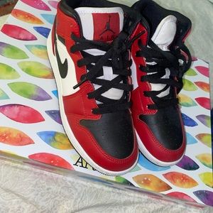 Grade school Chicago bull mid 1's